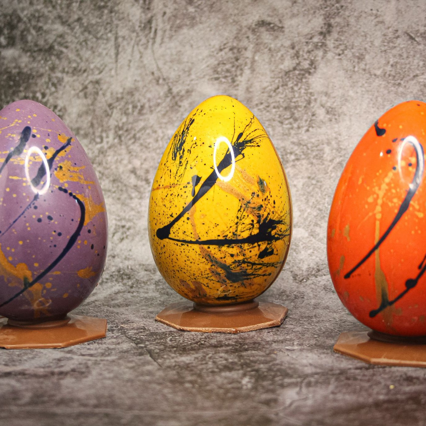 Ou mare pictat, cu caramel și arahide