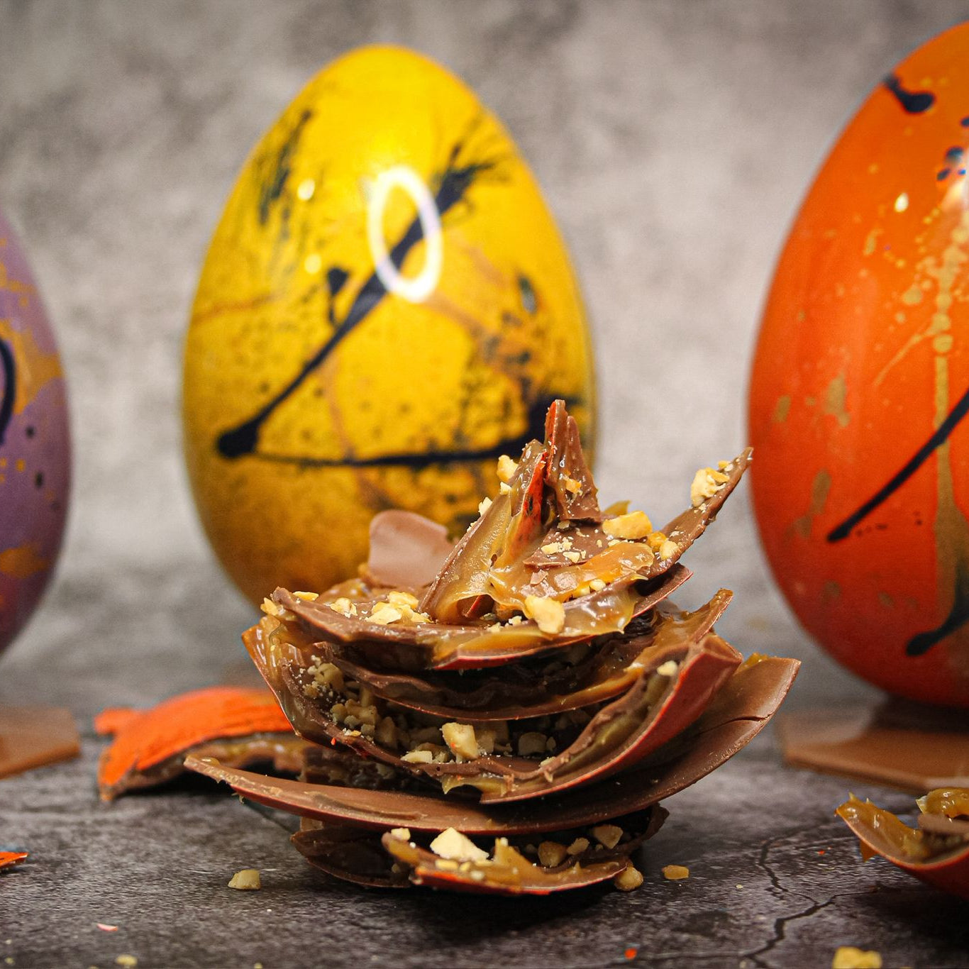 Ou mare pictat, cu caramel și arahide